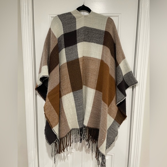 Primark Women’s Colorblock Fringe Poncho Shawl - Picture 3 of 3